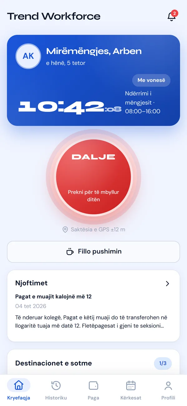 Punëtori në punë, me butonin DALJE